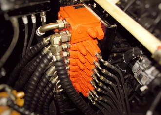 宝鼎挖掘机采用进口液压系统