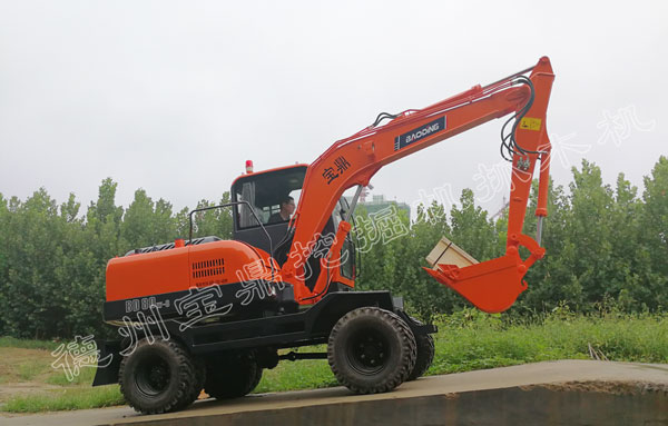宝鼎轮式挖掘机.jpg 宝鼎轮式挖掘机.jpg