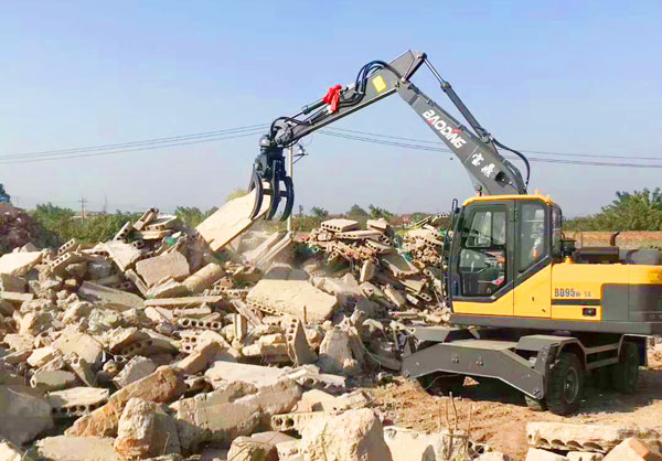 宝鼎抓木机作业现场.jpg 宝鼎抓木机作业现场.jpg