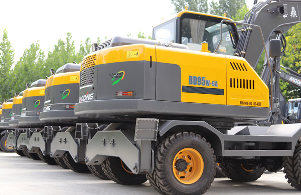 宝鼎轮式挖掘机.jpg 宝鼎轮式挖掘机.jpg