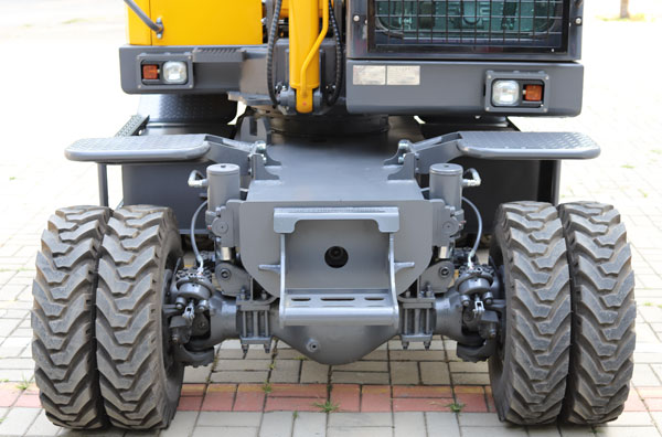 宝鼎轮式挖掘机.jpg 宝鼎轮式挖掘机.jpg