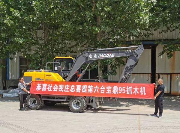 宝鼎轮式挖掘机粉丝级客户.jpg 宝鼎轮式挖掘机粉丝级客户.jpg