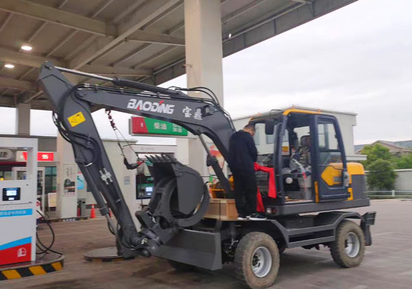 宝鼎95轮式挖掘机加油站加油.jpg 宝鼎95轮式挖掘机加油站加油.jpg