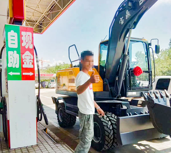 宝鼎轮式挖掘机用户口碑.jpg 宝鼎轮式挖掘机用户口碑.jpg