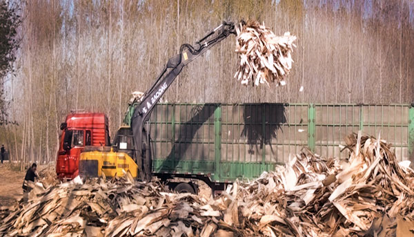 宝鼎抓木机做工现场.jpg 宝鼎抓木机做工现场.jpg
