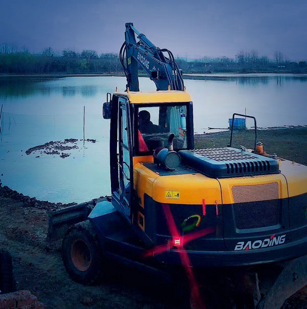 95轮式挖掘机.jpg 95轮式挖掘机.jpg