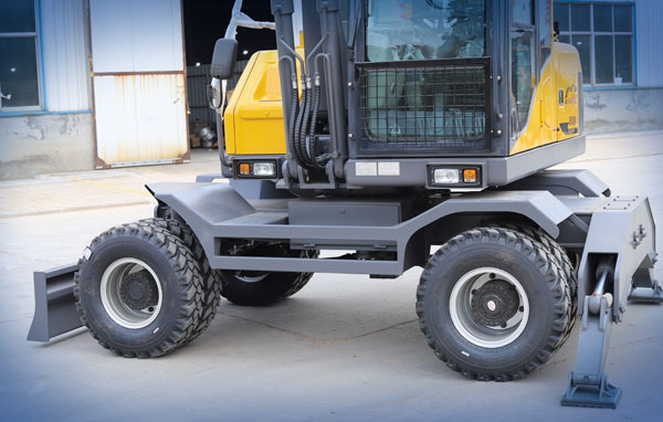 宝鼎105轮式挖掘机稳固的下盘.jpg 宝鼎105轮式挖掘机稳固的下盘.jpg