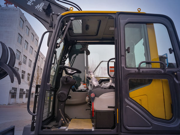 宝鼎95抓木机升级驾驶室.jpg 宝鼎95抓木机升级驾驶室.jpg