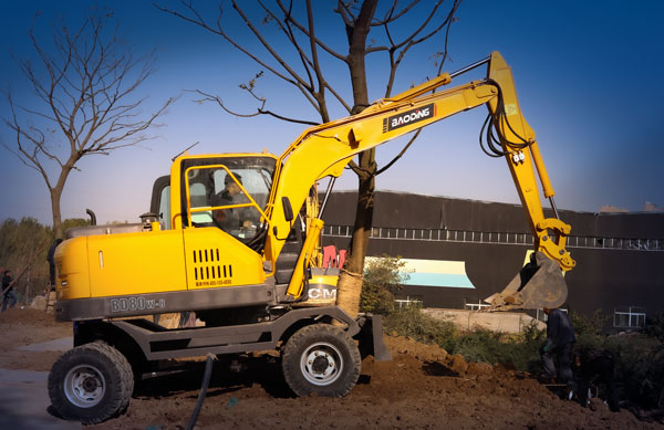 宝鼎轮式挖掘机绿化项目.jpg 宝鼎轮式挖掘机绿化项目.jpg