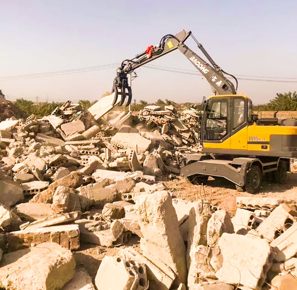 抓木机清理回收建筑垃圾.jpg 抓木机清理回收建筑垃圾.jpg