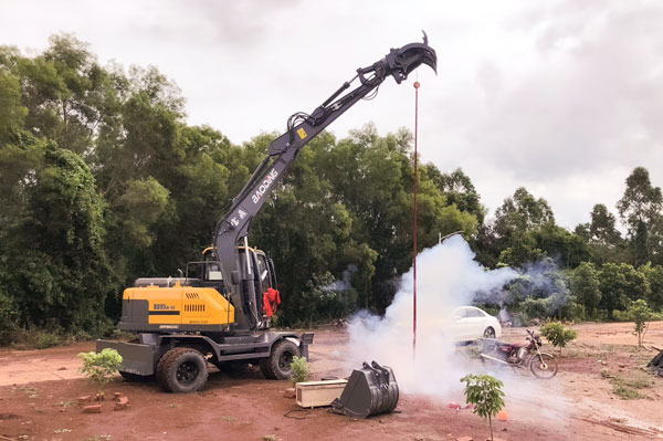 宝鼎95小型抓木机.jpg 宝鼎95小型抓木机.jpg