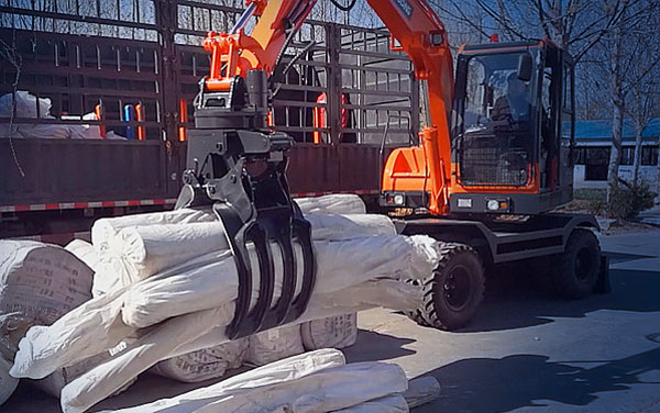 宝鼎小型轮式抓木机多领域应用.jpg 宝鼎小型轮式抓木机多领域应用.jpg