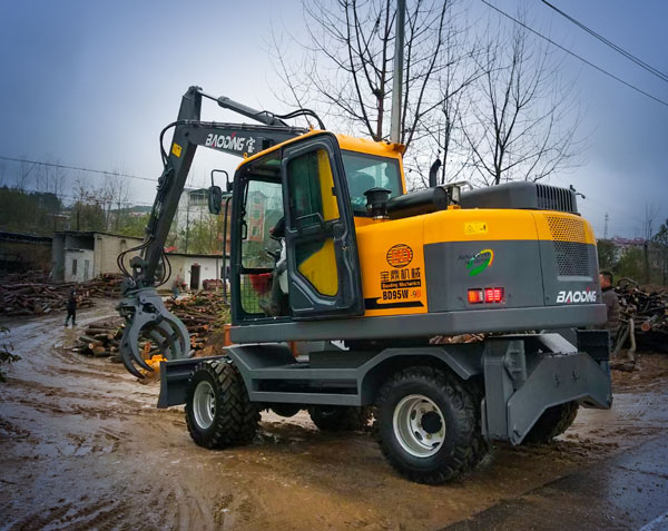 小型轮式抓木机.jpg 小型轮式抓木机.jpg