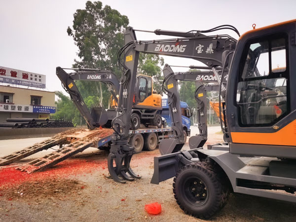 忙碌的宝鼎轮式挖掘机.jpg 忙碌的宝鼎轮式挖掘机.jpg