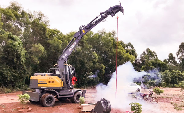 宝鼎轮式挖掘机.jpg 宝鼎轮式挖掘机.jpg