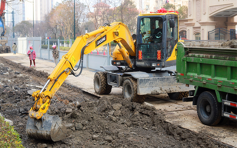 新款宝鼎80轮胎挖掘机 新款宝鼎80轮胎挖掘机