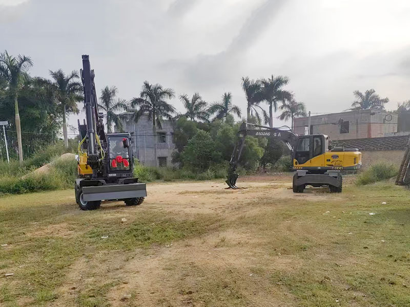 轮式抓木机.jpg 轮式抓木机.jpg