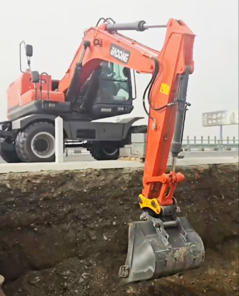 宝鼎150挖掘机.jpg 宝鼎150挖掘机.jpg