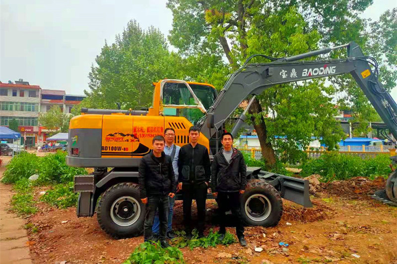 江西宜春抓木机客户交车